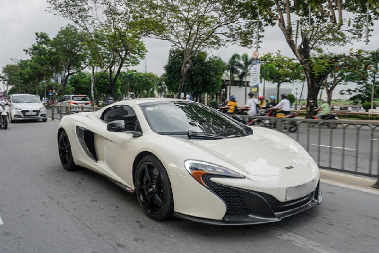 Không mạnh mẽ, nam tính như Lamborghini hay tinh tế, nghệ thuật như Ferrari, những chiếc siêu xe nhà McLaren là sự kết tinh của vẻ đẹp đầy quyền rũ qua những đường cong trên thân xe pha trộn với đường nét nét thiết kế mang đậm dấu ấn khí động học.