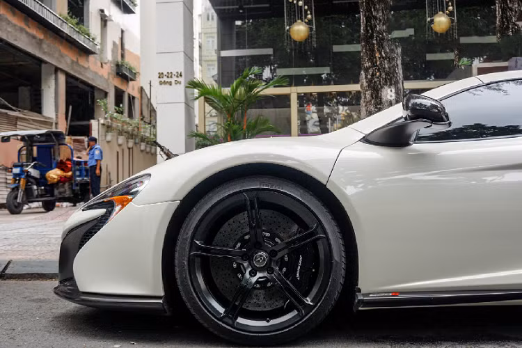 Là phiên bản phần mui có khả năng đóng mở, các khách hàng tại Việt Nam lại dành trọn tình cảm cho phiên bản này khi toàn bộ những chiếc McLaren thuộc dòng 650s đều là biến thể Spider. So với phiên bản Coupe thì siêu xe McLaren 650s Spider nặng hơn 40 Kg do được tích hợp hệ thống đóng mở mui, tổng trọng lượng của xe rơi vào khoảng 1.370 Kg. Chủ nhân của xe có thể vừa chạy vừa đóng hoặc mở mui ở vận tốc dưới 30 Km/h và toàn bộ quá trình này chỉ mất vỏn vẹn 17 giây.