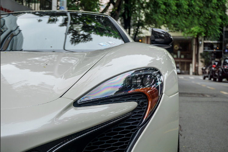 Xe sử dụng bộ mâm 5 chấu được sơn đen mờ, tương phản với ngoại thất trắng muốt của xe, bên trong chính là hệ thống phanh đĩa carbon ceramic hiệu suất cao với khả năng chịu nhiệt và cùm phanh được sơn đen.