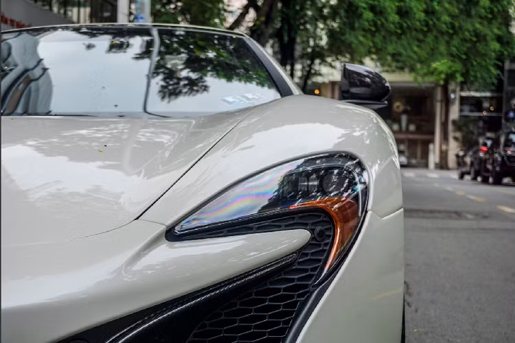 Xe sử dụng bộ mâm 5 chấu được sơn đen mờ, tương phản với ngoại thất trắng muốt của xe, bên trong chính là hệ thống phanh đĩa carbon ceramic hiệu suất cao với khả năng chịu nhiệt và cùm phanh được sơn đen.