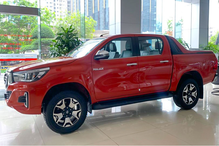 Trên đây là cận cảnh Toyota Hilux phiên bản cao cấp 2.8G 4x4 AT MLM có giá 878 triệu tại Việt Nam.