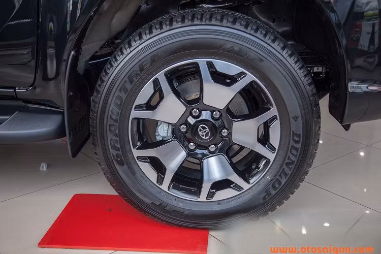 Toyota Hilux là dòng bán tải lâu đời với lịch sử hơn 50 năm kể từ lần đầu ra mắt năm 1968. Hilux được đánh giá cao bởi sự bền bỉ, độ tin cậy và khả năng vận hành mạnh mẽ.