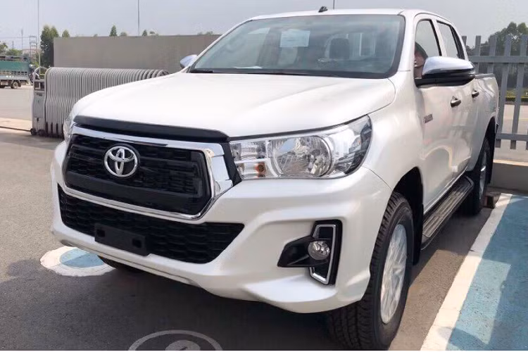 Toyota Hilux phiên bản 2.4 4x2 MT mới nhắm vào người dùng bán tải thực dụng với chi phí mua xe thấp, xe được trang bị cơ bản gồm đèn pha và đèn hậu halogen, ghế nỉ chỉnh tay, vô lăng trơn 3 chấu bọc Urethane, trang bị đầu CD, 04 loa hỗ trợ kết nối AUX và USB và chìa khoá cơ. 