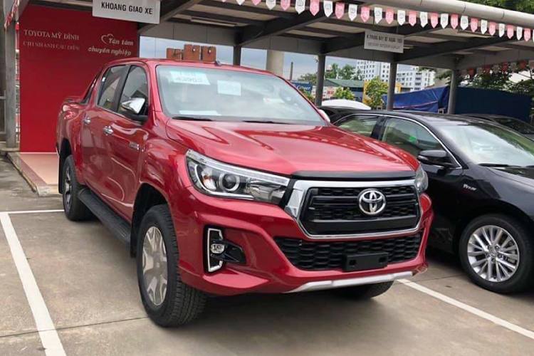 Đặc biệt, Toyota Hilux có thêm phiên bản giá rẻ mới 2.4 4x2 MT có giá bán chỉ 622 triệu đồng, rẻ hơn phiên bản 1 cầu số tự động 2.4 4x2 AT 40 triệu đồng. 