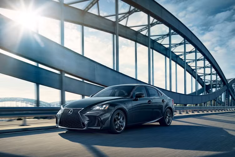 Cuối cùng, tất cả các phiên bản của Lexus IS Blackline Edition 2020 sẽ chính thức được bán ra trên lãnh thổ Hoa Kỳ từ tháng 11 năm nay.