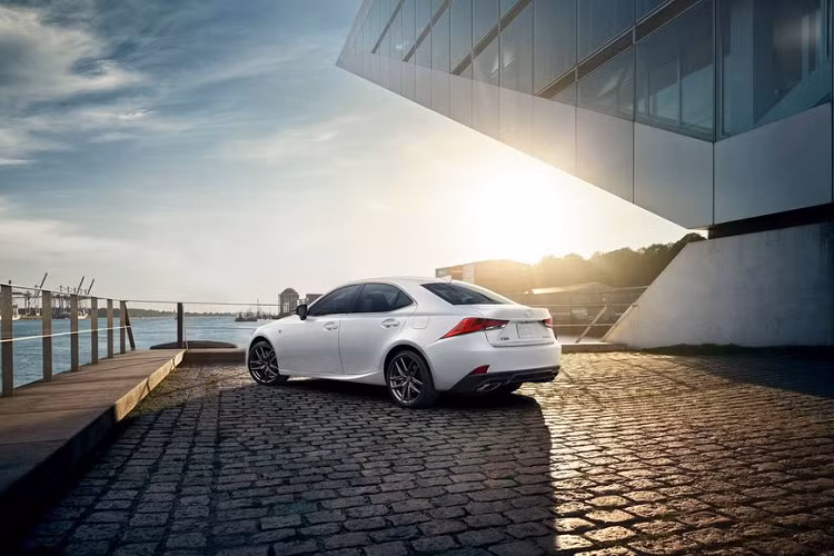 Về nội thất, phiên bản Blackline Editon sở hữu tông màu chủ đạo bên trong khoang cabin là màu đen với đường chỉ khâu màu xanh tương phản. Chi tiết điểm nhấn này cũng xuất hiện ở nhiều bộ phận như viền vửa, đệm cổ ở ghế, phía trên vô-lăng hay bệ tì tay trung tâm...