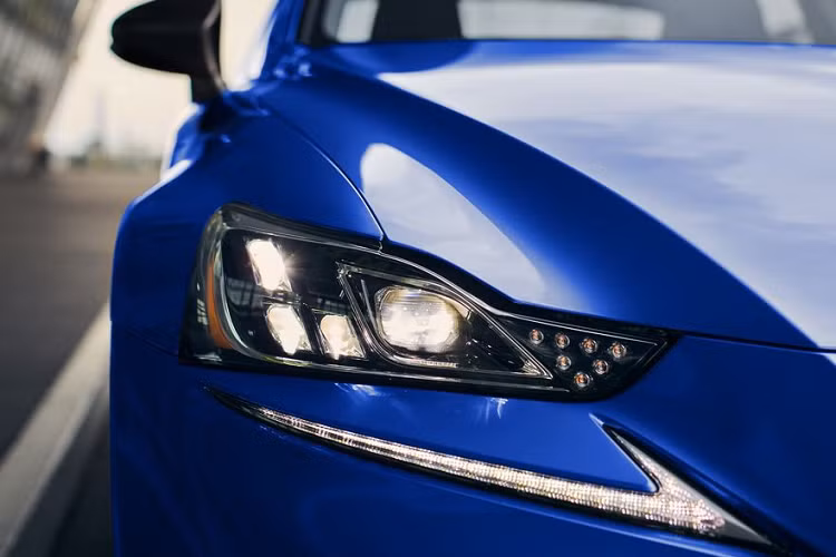 Về ngoại thất, phiên bản Lexus IS F-Sport Blackline Edition sở hữu nhiều chi tiết sơn đen huyền bí, mang lại cảm giác mạnh mẽ và nam tính cho chủ nhân. Trang bị mâm xe tiêu chuẩn 18 inch 5 chấu kép mạ chrome đen mờ cùng lưới tản nhiệt và vỏ gương cũng sơn màu đen đồng nhất. Lexus mang tới cho khách hàng của phiên bản Blackline Edition 3 sự lựa chọn về màu sắc bên ngoài, bao gồm màu đen nham thạch Obsidian, màu trắng Ultra White và màu xanh dương Mica 2.0.