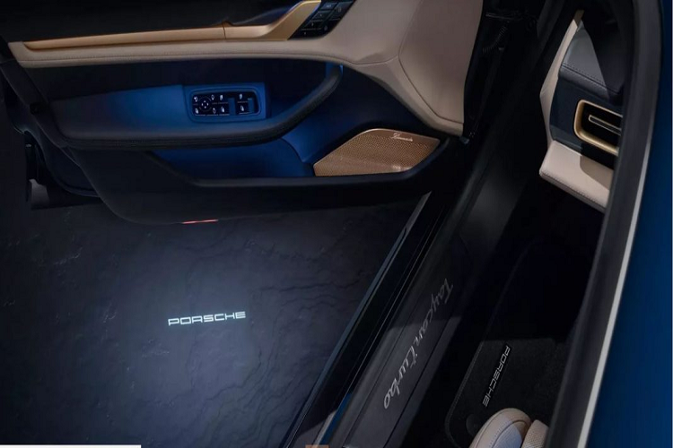 Bước vào bên trong, Porsche bố trí thêm sự chào đón bằng đèn chiếu đất “Porsche”, cùng với đó là tên xe được đặt trên bệ cửa có khả năng phát sáng. Giống với bên ngoài, khoang nội thất của xe vẫn sẽ được cung cấp những tùy chọn ốp sợi carbon ở vô-lăng, ốp cửa, táp-lô và bệ cửa.