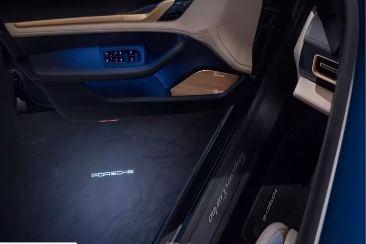 Bước vào bên trong, Porsche bố trí thêm sự chào đón bằng đèn chiếu đất “Porsche”, cùng với đó là tên xe được đặt trên bệ cửa có khả năng phát sáng. Giống với bên ngoài, khoang nội thất của xe vẫn sẽ được cung cấp những tùy chọn ốp sợi carbon ở vô-lăng, ốp cửa, táp-lô và bệ cửa.