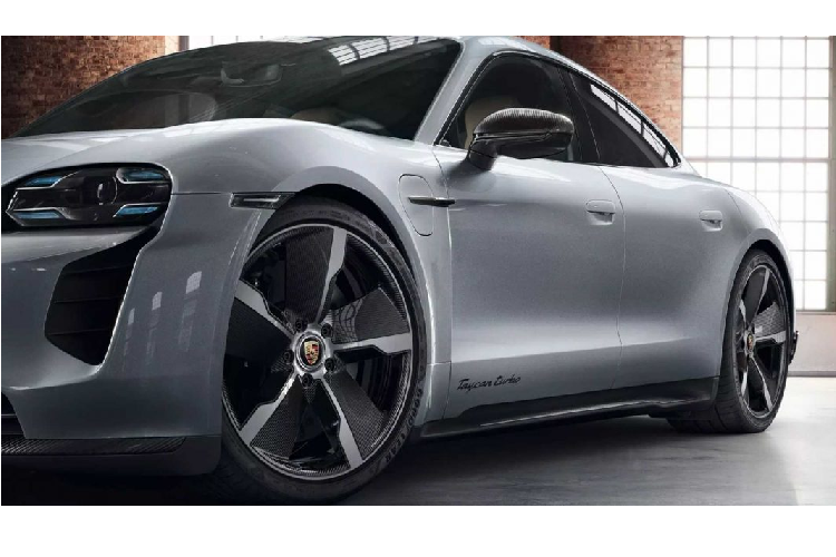 Hãng xe thể thao Porsche sẽ cung cấp thêm hai tùy chọn mâm mới, cùng kích thước 21 inch. Đầu tiên là bộ mâm Exclusive Design với thiết kế năm chấu to bản, được làm bằng sợi carbon, bộ mâm thứ 2 cũng có thiết kế năm chấu nhưng lại thanh mảnh, giống với thiết kế mâm từng được hãng sử dụng trên Mission E Concept.