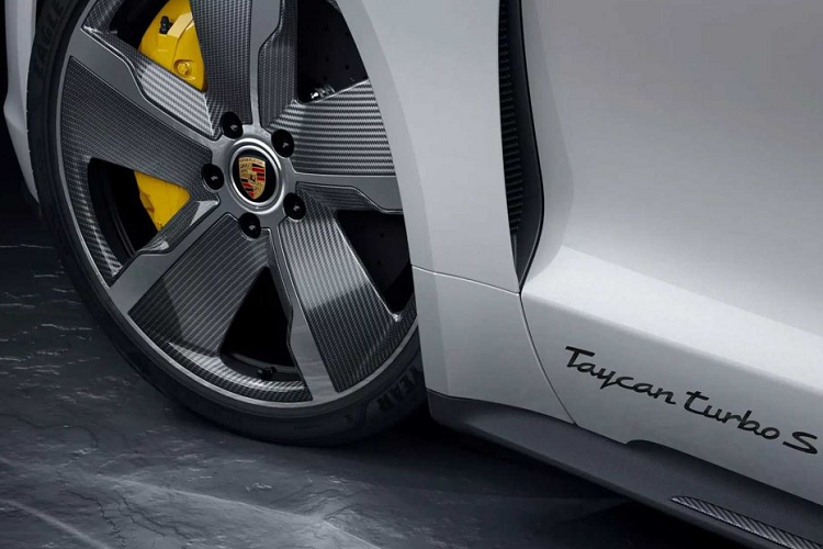Khách hàng cũng có thể lựa chọn những chi tiết này được sơn đen hoặc sơn đồng màu thân xe. Cụm đèn pha LED Matrix được tô điểm bằng màu sơn xanh (Glacier Blue), bao gồm cả hệ thống đèn pha thông minh (PDLS+). Logo Porsche phía sau cũng sẽ được trang trí bằng màu sắc tương tự nếu chủ nhân thích.