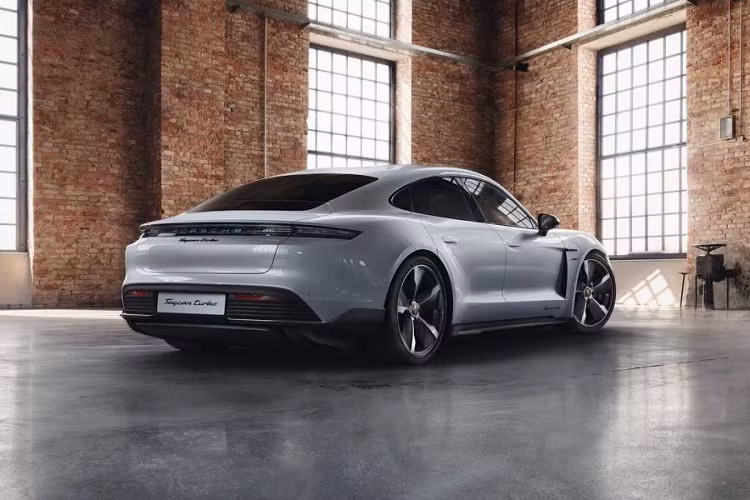 Thông qua Exclusive Manufaktur, Porsche Taycan Turbo mới sẽ sở hữu một số nâng cấp cả bên ngoài và bên trong nội thất. Ở bên ngoài, chiếc xe thể thao dùng điện này sẽ được nâng cấp với gói Sport Design, nâng cấp những chi tiết như cản trước, ốp gương, ốp hông và cản sau bằng sợi carbon.