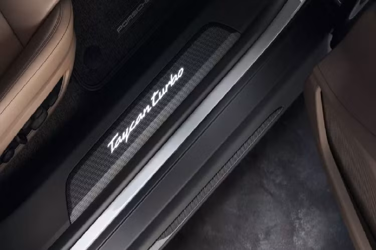 Gói “Accent” sẽ cung cấp ốp viền cửa được sơn đồng màu ngoại thất, nắp hộc đựng đồ trung tâm được thêm vào logo Porsche, cùng với đó là đồng hồ cơ SportChrono được bán độc quyền với nền màu trắng.