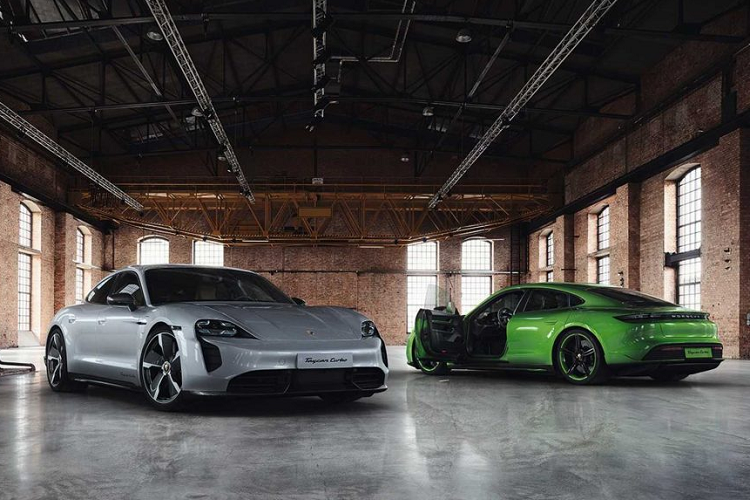 Để hâm nóng lại sức hút của chiếc xe thể thao sử dụng nhiên liệu điện này, hãng xe Đức mới đây đã ra mắt một số nâng cấp dành cho mẫu xe điện Porsche Taycan này thông qua bộ phận Exclusive Manufaktur.