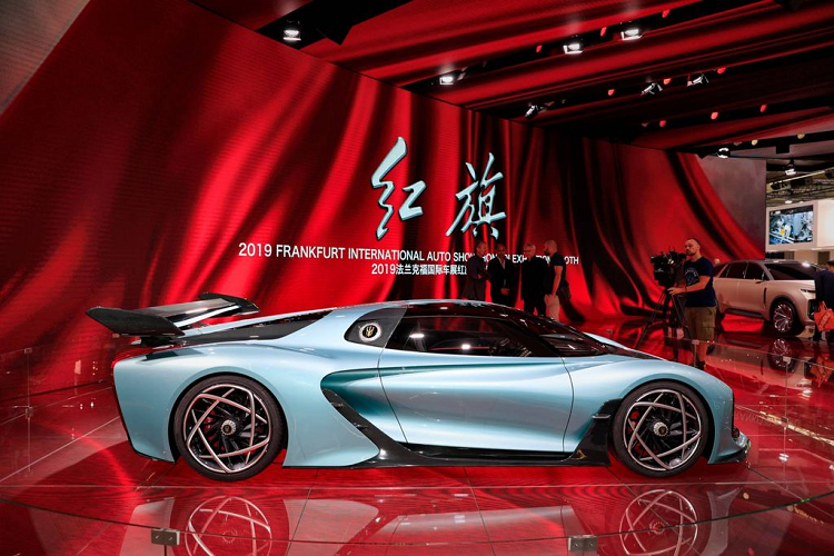 Nhiều quan điểm cho rằng, mẫu xe E115 có thể sở hữu công nghệ tự lái cấp 4 và phần mặt tiền hao hao chiếc xe siêu sang Rolls-Royce Cullinan, điều trùng hợp là Kiến trúc sư trưởng của Hongqi hiện nay, ông Gilles Taylor từng là 1 nhà thiết kế tại Rolls-Royce.