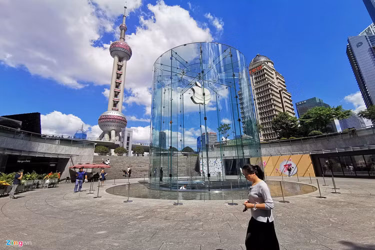 Ở Apple Store đẹp nhất châu Á trên Đại lộ Century, Thượng Hải, Trung Quốc, dù 10h sáng là thời điểm mở bán iPhone, không nhiều người đến xếp hàng.