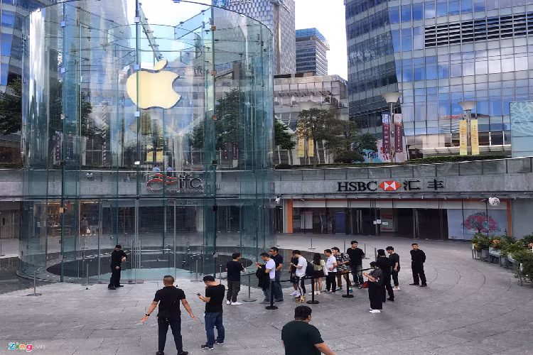 Không nhiều người đến chờ mua iPhone 11 như Singapore. Đa số đã đặt trước qua mạng. Đến đúng giờ mở bán, họ trật tự vào nhận máy. 