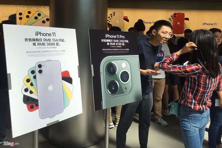 Hiện dòng điện thoại iPhone 11 chưa được bán chính thức tại cửa hàng. Khách mua phải đặt trước mỗi ngày, bắt đầu từ 6h sáng. Theo nhân viên, lượng đặt mua không tăng đột biến, nhưng phương thức đặt chỗ sẽ được duy trì khoảng 1 tháng. Sau thời gian đó, khách hàng có thể đến mua trực tiếp tại cửa hàng. 