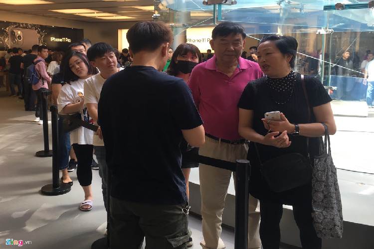 Nhân viên Apple luôn có mặt để kiểm tra thông tin và giải đáp các thắc mắc của khách, nhất là các vị khách lớn tuổi vốn chiếm một tỷ lệ không nhỏ. 