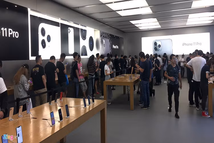 Sau khi xếp hàng ở cầu thang, khách sẽ được điều chuyển đến hàng thứ 3 ở sát tường, nhường chỗ cho các hoạt động tham quan khác. 