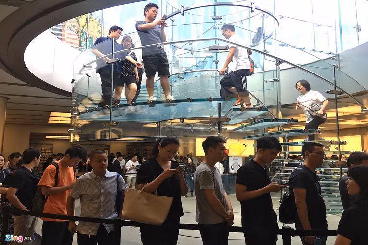 Từng nhóm khách khi xuống lại được xếp hàng quanh cầu thang, cũng như ở trên, không hề có cảnh chen lấn. Họ chỉ chờ ở đây khoảng 10-15 phút trước khi được chuyển đến vị trí xếp hàng tiếp theo. 
