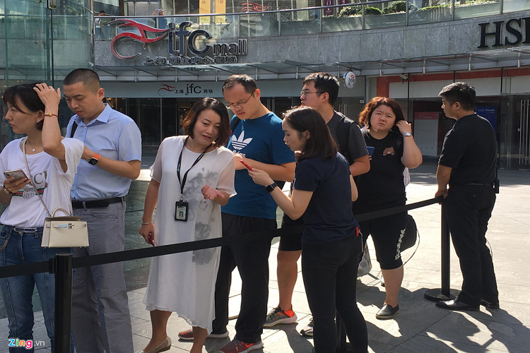 Khi đến nơi, khách hàng sẽ được nhân viên trao đổi về mã số đã đặt trước, thủ tục diễn ra khoảng 2-3 phút.