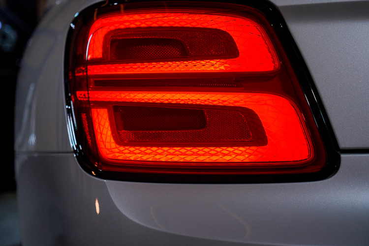 Hệ thống chiếu sáng phía trước sử dụng công nghệ LED ma trận được thiết kế vô cùng tinh xảo với tạo hình khối pha lê được cắt xếp lớp. Ớ phía sau đuôi, cụm đèn hậu LED được thiết kế với tạo hình chữ B độc đáo. Đại diện từ nước Anh cũng tự hào là thế hệ xe đầu tiên trong gia đình Bentley sở hữu biểu tượng Flying B bằng nhôm và pha lê có khả năng phát sáng, đồng thời thu gọn vào bên dưới nắp ca pô tương tự như biểu tượng Spirit of Ectasy của Roll-Royces.