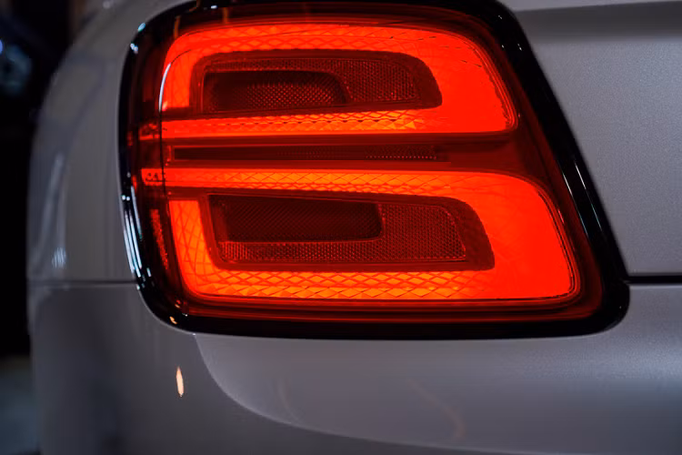 Hệ thống chiếu sáng phía trước sử dụng công nghệ LED ma trận được thiết kế vô cùng tinh xảo với tạo hình khối pha lê được cắt xếp lớp. Ớ phía sau đuôi, cụm đèn hậu LED được thiết kế với tạo hình chữ B độc đáo. Đại diện từ nước Anh cũng tự hào là thế hệ xe đầu tiên trong gia đình Bentley sở hữu biểu tượng Flying B bằng nhôm và pha lê có khả năng phát sáng, đồng thời thu gọn vào bên dưới nắp ca pô tương tự như biểu tượng Spirit of Ectasy của Roll-Royces.