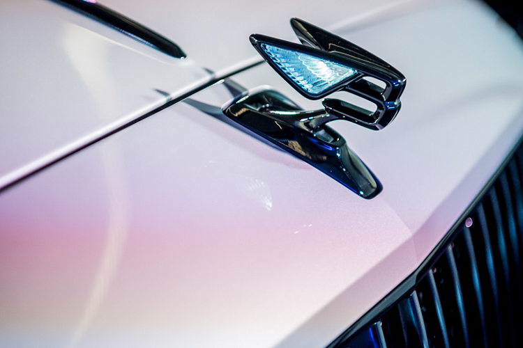 Nội thất rộng rãi, sang trọng. Bên trong khoang cabin được lắp ráp dưới bàn tay thủ công của hơn 200 nhân viên ở Crewe, Anh, Flying Spur 2020 toát lên vẻ đẹp sang trọng làm xao xuyến những người hâm mộ bởi thiết kế đôi cánh ôm trọn lấy khoang cabin.