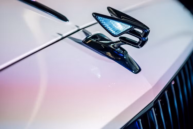 Nội thất rộng rãi, sang trọng. Bên trong khoang cabin được lắp ráp dưới bàn tay thủ công của hơn 200 nhân viên ở Crewe, Anh, Flying Spur 2020 toát lên vẻ đẹp sang trọng làm xao xuyến những người hâm mộ bởi thiết kế đôi cánh ôm trọn lấy khoang cabin.