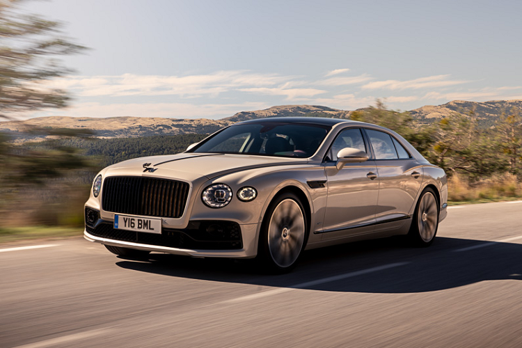 Tính năng Night Vision cùng màn hình HUD hỗ trợ tầm nhìn tốt hơn cho người lái cùng với đó là các tính năng Hỗ trợ lái xe khi tắc đường, Cảnh báo điểm mù, phát sóng Wifi,.... Tại Việt Nam, giá xe Bentley Flying Spur thế hệ 2 vẫn đang được bán ra khoảng 17 tỷ dành cho bản V8 4.0L và 19 tỷ đối với bản W12 6.0L. 