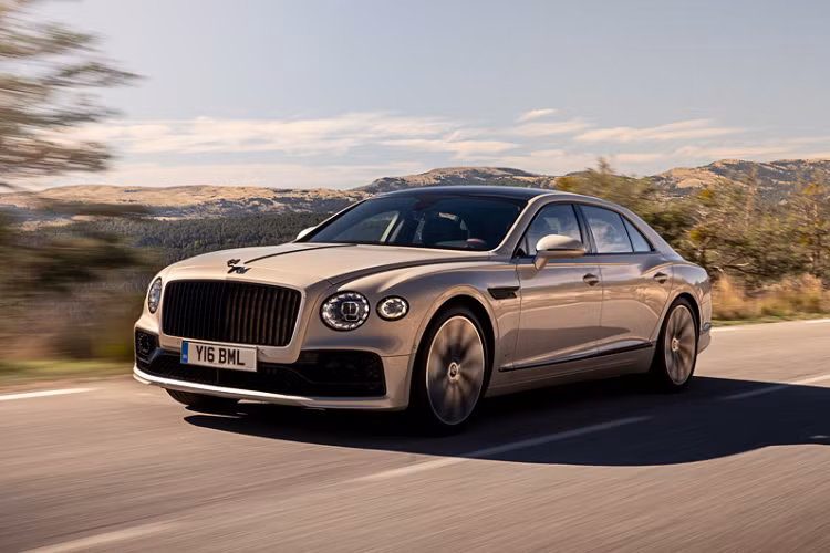 Tính năng Night Vision cùng màn hình HUD hỗ trợ tầm nhìn tốt hơn cho người lái cùng với đó là các tính năng Hỗ trợ lái xe khi tắc đường, Cảnh báo điểm mù, phát sóng Wifi,.... Tại Việt Nam, giá xe Bentley Flying Spur thế hệ 2 vẫn đang được bán ra khoảng 17 tỷ dành cho bản V8 4.0L và 19 tỷ đối với bản W12 6.0L. 