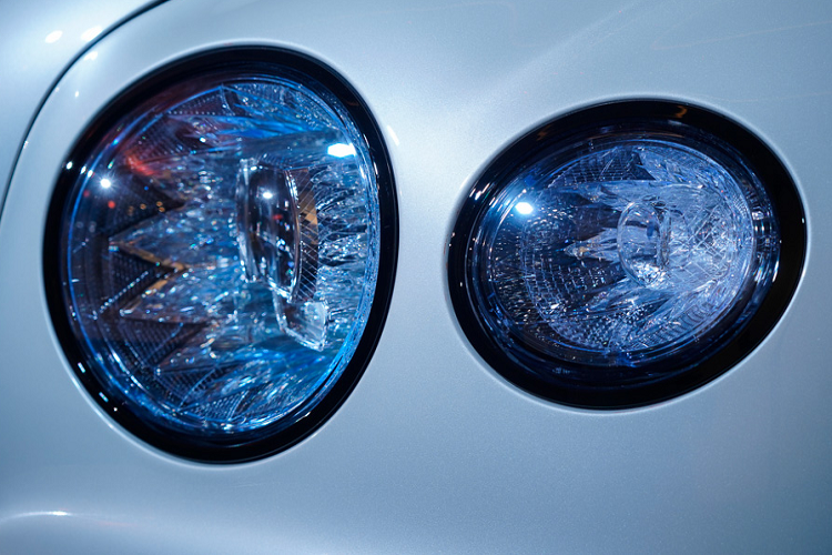 Flying Spur được xây dựng trên nền tảng khung gầm nhôm kết hợp composite hoàn toàn mới, trục trước của xe được đẩy dồn về trước khiến chiều dài cơ sở lớn hơn 130mm so với phiên bản cũ, nhờ đó không gian bên trong Flying Spur 2020 có phần thoáng hơn.