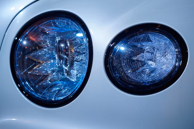 Flying Spur được xây dựng trên nền tảng khung gầm nhôm kết hợp composite hoàn toàn mới, trục trước của xe được đẩy dồn về trước khiến chiều dài cơ sở lớn hơn 130mm so với phiên bản cũ, nhờ đó không gian bên trong Flying Spur 2020 có phần thoáng hơn.