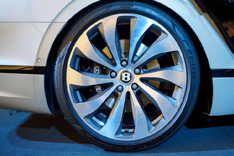 Trung tâm bảng điều khiển là cụm Bentley Rotating Display với cấu tạo hình lăng trụ tam giác nằm ngang có thể xoay lật bằng điện. Mặt thứ nhất là màn hình cảm ứng rộng 12.3 inch, mặt thứ 2 là cụm đồng hồ cơ và mặt cuối cùng là lớp phủ gỗ Veneer khi lật lại sẽ đồng nhất và chìm vào mặt táp lô.