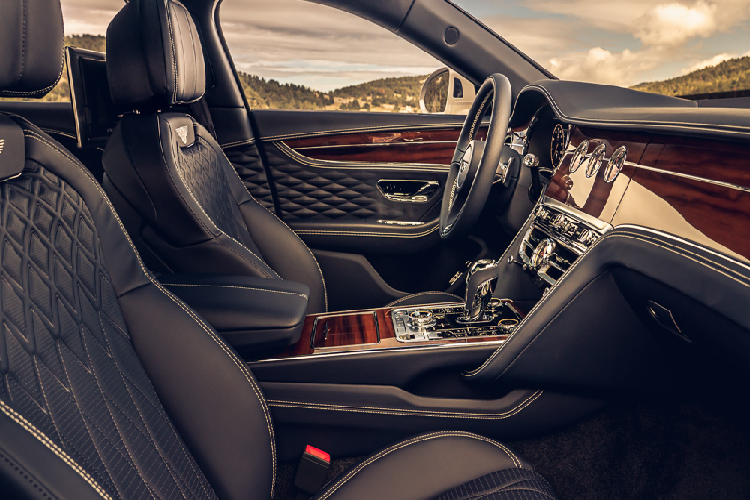 Đáng chú ý, Flying Spur 2020 là chiếc Bentley đầu tiên trang bị hệ thống đánh lái bánh sau (All-Wheel Steering - AWS) đi cùng thanh chống lắc chủ động Dynamic Ride hoạt động dựa trên mạng điện 48V giúp xe cân bằng hơn khi vào cua, mang lại trải nghiệm thoải mái và đáng giá trên xe.