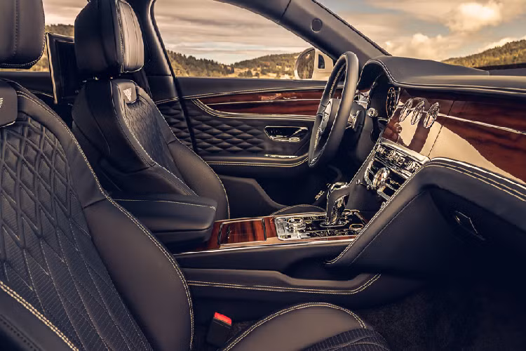 Đáng chú ý, Flying Spur 2020 là chiếc Bentley đầu tiên trang bị hệ thống đánh lái bánh sau (All-Wheel Steering - AWS) đi cùng thanh chống lắc chủ động Dynamic Ride hoạt động dựa trên mạng điện 48V giúp xe cân bằng hơn khi vào cua, mang lại trải nghiệm thoải mái và đáng giá trên xe.