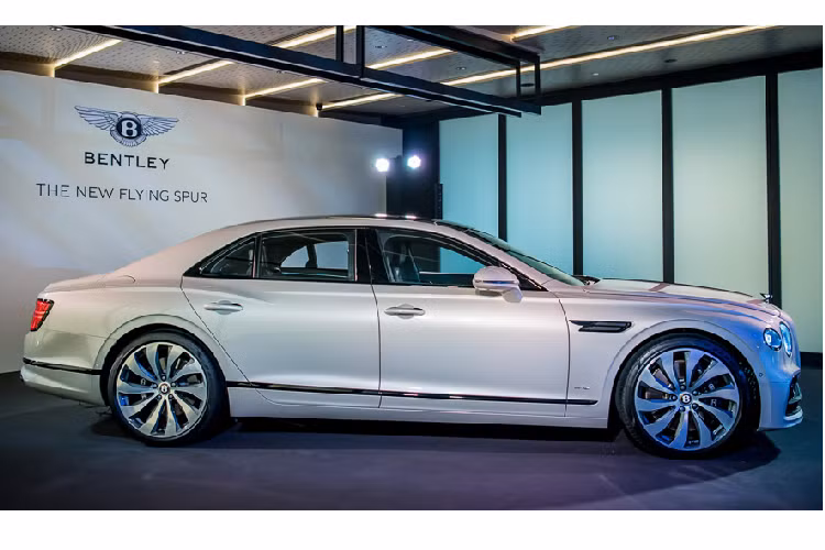Mẫu xe siêu sang Bentley Flying Spur 2020 mới mang diện mạo của một chiếc limousine sang trọng và khả năng vận hành của một chiếc sedan thể thao hiệu suất cao tương tự người anh em Continental GT của mình. Nhìn chung, Bentley Flying Spur 2020 giống một phiên bản được trau chuốt hơn người tiền nhiệm, tuy nhiên người dùng vẫn có thể lựa chọn gói nâng cấp Blackline để chiếc limousine mang dáng dấp thể thao hơn.