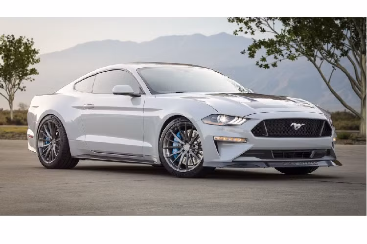 Mẫu xe Ford Mustang chạy điện được ra đời dưới sự hợp tác của hãng xe Mỹ - Ford và công ty Webasto. Về tổng thể, mẫu xe này sẽ không có quá nhiều điểm khác biệt về thiết kế so với các phiên bản sử dụng động cơ đốt trong khác của dòng Mustang, điểm khác biệt chủ yếu vẫn là cỗ máy nằm dưới nắp ca-pô với sức mạnh đầu ra lên tới 900 mã lực và 1.355 Nm mô-men xoắn cực đại.