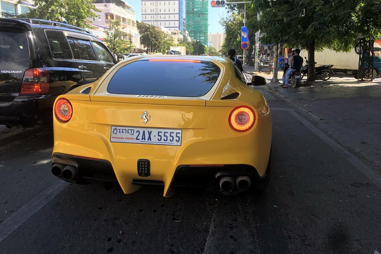 Động cơ kết hợp cùng hộp số tự động 7 tốc độ và hệ dẫn động 4 bánh toàn thời gian, nhờ đó, Lamborghini Huracan LP610-4 chỉ mất thời gian 3,2 giây để tăng tốc từ vị trí xuất phát lên 100 km/h trước khi đạt vận tốc tối đa 325 km/h.