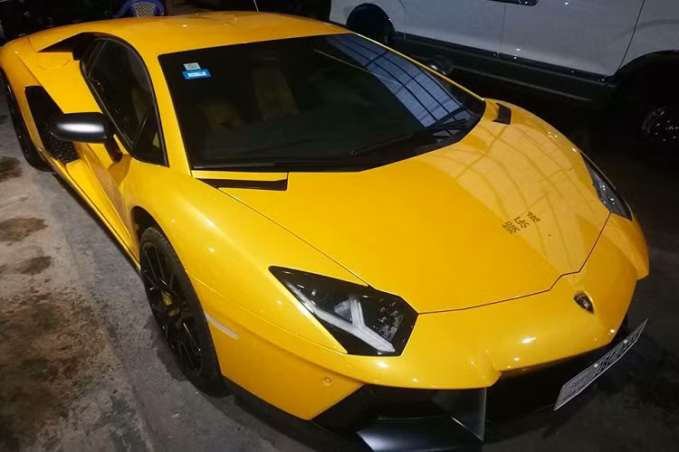 Cách đây khoảng 2 tháng, một chiếc siêu xe McLaren 650S Spider được đưa về Campuchia đã nhanh chóng tạo sự chú ý với lớp sơn màu vàng Volcano Yellow tương tự như siêu xe McLaren 720S. Siêu xe mui trần McLaren 650S Spider được trang bị động cơ V8, tăng áp kép, dung tích 3.8 lít, sản sinh công suất tối đa 641 mã lực tại vòng tua máy 7.250 vòng/phút và mô-men xoắn cực đại 678 Nm tại vòng tua máy 6.000 vòng/phút.