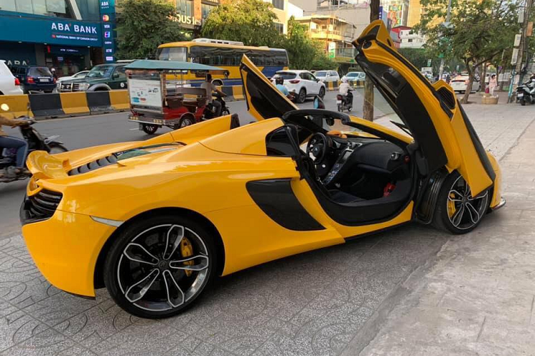 Ngoài những chiếc siêu xe cực hiếm, giới nhà giàu tại Campuchia rất thích mua các siêu xe, xe thể thao và siêu SUV Lamborghini Urus được khoác bộ áo màu vàng. Có vẻ như các nhà giàu tại xứ sở chùa tháp này coi màu vàng như là một phong thuỷ và niềm may mắn cho bản thân mình.