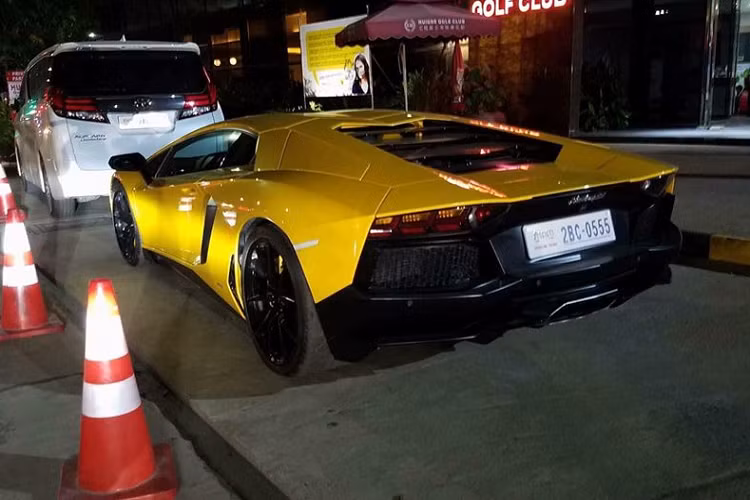 Động cơ kết hợp với hộp số 7 cấp SSG, nhờ đó, siêu xe mui trần McLaren 650S Spider có thể tăng tốc từ vị trí xuất phát lên 100 km/h trong vòng 3 giây trước khi đạt vận tốc tối đa 328 km/h. McLaren 650S Spider chỉ cần thời gian 17 giây là có thể đóng hoặc mở mui.