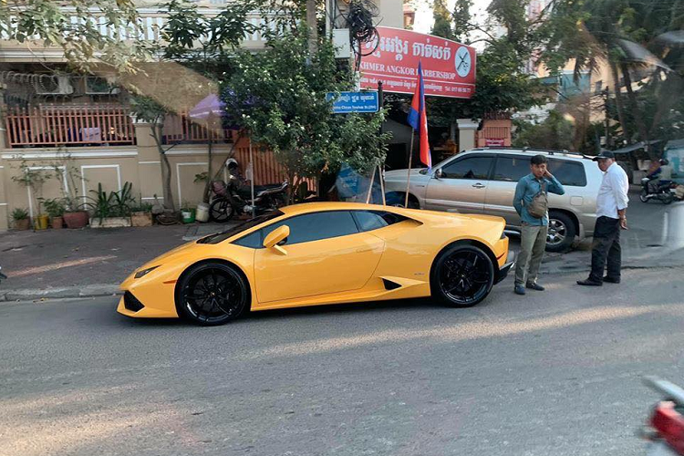 Sau chiếc đầu tiên mang ngoại thất đỏ Memphis, siêu xe McLaren 720S thứ 2 cập bến Campuchia lại mang ngoại thất vàng rực. Điểm nhấn ở ngoại hình chiếc McLaren 720S mang màu sơn Volcano Yellow ở xứ sở chùa tháp còn có nhiều chi tiết bằng sợi carbon và bộ mâm đa chấu kép sơn đen.