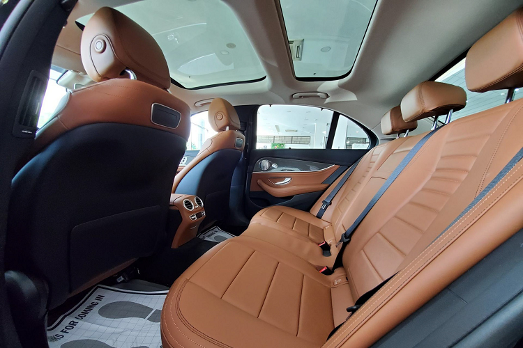 So với E 300 AMG, phiên bản E 350 AMG cao cấp hơn được sản xuất giới hạn 48 chiếc trên toàn quốc mang một số điểm khác biệt gồm: E 350 AMG dùng động cơ 2.0L mild-hybrid EQ Boost và hệ thống treo DYNAMIC BODY CONTROL thích ứng với nhiều điều kiện vận hành.