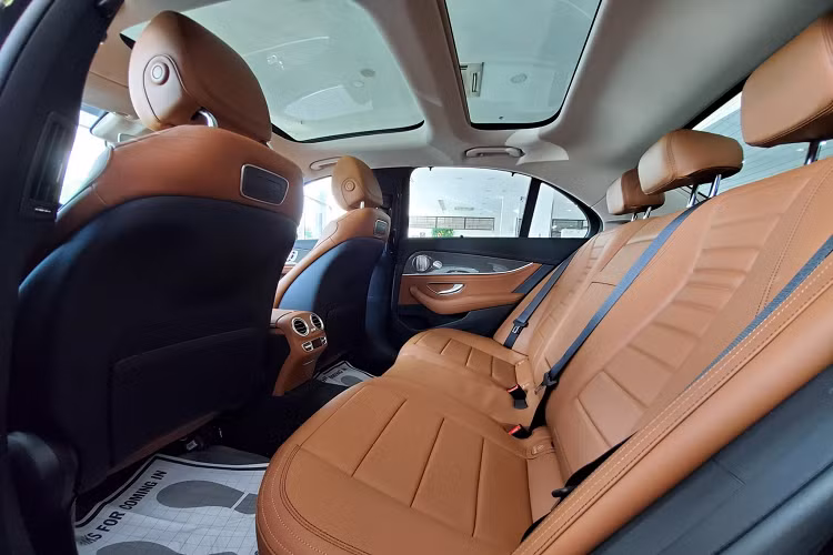 So với E 300 AMG, phiên bản E 350 AMG cao cấp hơn được sản xuất giới hạn 48 chiếc trên toàn quốc mang một số điểm khác biệt gồm: E 350 AMG dùng động cơ 2.0L mild-hybrid EQ Boost và hệ thống treo DYNAMIC BODY CONTROL thích ứng với nhiều điều kiện vận hành.