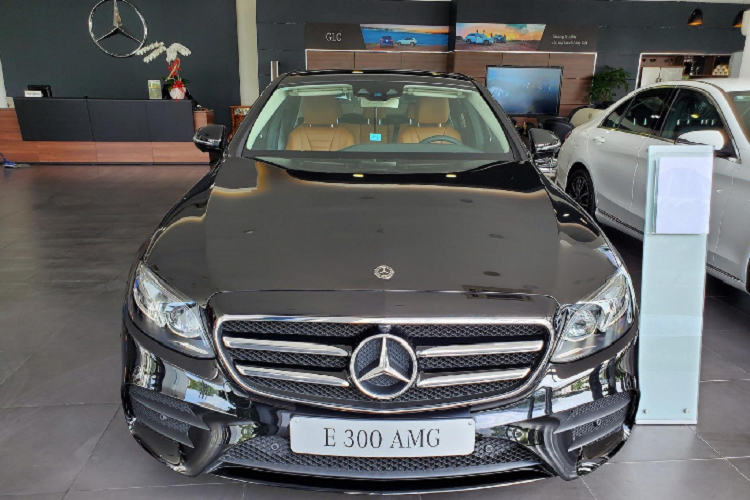Tuy nhiên, ở Mercedes-Benz E 300 AMG mới hãng xe sang Đức đã nâng cấp ngoại thất với gói ‘’Night Package’’ bao gồm nhiều trang trí mang màu đen bóng ở viền cửa, gương chiếu hậu, cản trước và hốc gió.