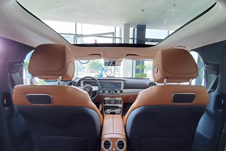 Tại thị trường Việt Nam, giá xe Mercedes-Benz E 300 AMG đang được MBV phân phối chính hãng là 2,833 tỷ đồng. Mức giá này rẻ hơn 57 triệu đồng so với E 350 AMG hay 236 triệu đồng so với đối thủ BMW 530i có giá niêm yết 3.069 tỷ đồng. Nếu có nhu cầu mua sedan hạng sang cỡ trung, các bác sẽ chọn mẫu xe nào?