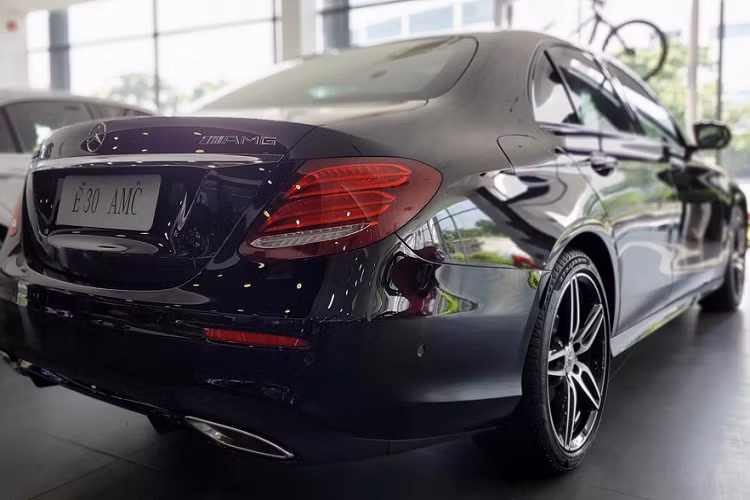 Cửa sổ trời Panorama cho phép ánh sáng tràn vào khoang nội thất. E300 AMG được trang bị điều hòa tự động 3 vùng độc lập THERMOTRONIC cho phép tùy chỉnh nhiệt độ tại mỗi vị trí ngồi