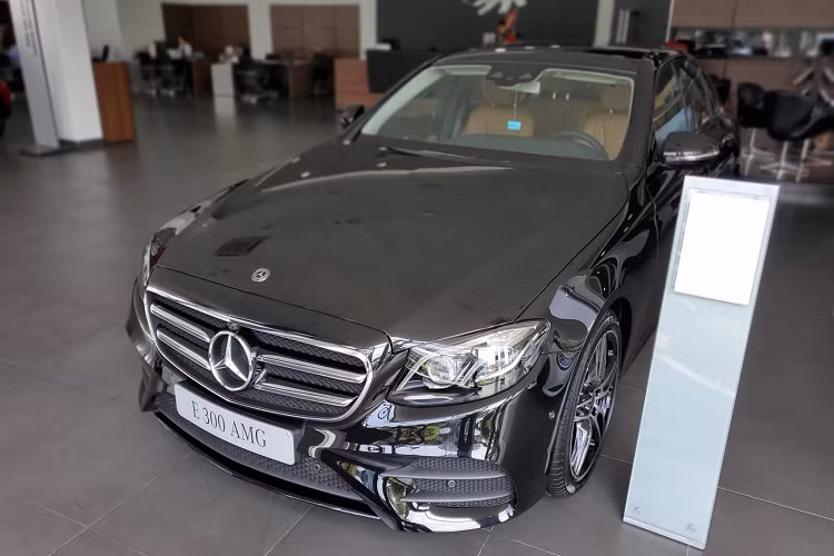 Chi tiết đáng chú ý nhất trong nội thất E 300 AMG là cặp màn hình hỗ trợ lái và giải trí trung tâm kích thước 12,3 inch, vô lăng dạng D-cut mới tích hợp 2 nút điều khiển cảm ứng (Touch Control Buttons),...